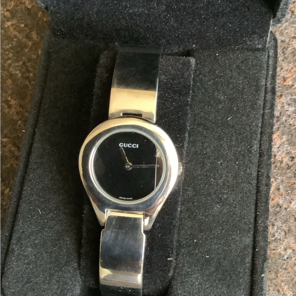 Ladies GUCCI buckle bangle dress watch ❤️❤️ - Picture 4 of 12